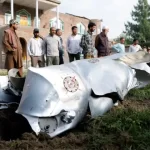 7 مئی 2025 : بھارتی طیارے کا ملبہ جنوبی کشمیر کے ضلع پلوامہ کے علاقے وویان میں زمین پر بکھرا پڑا ہے۔ (روئٹرز)