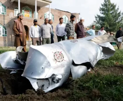 7 مئی 2025 : بھارتی طیارے کا ملبہ جنوبی کشمیر کے ضلع پلوامہ کے علاقے وویان میں زمین پر بکھرا پڑا ہے۔ (روئٹرز)