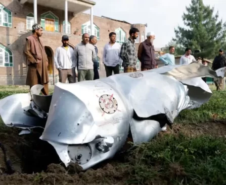 7 مئی 2025 : بھارتی طیارے کا ملبہ جنوبی کشمیر کے ضلع پلوامہ کے علاقے وویان میں زمین پر بکھرا پڑا ہے۔ (روئٹرز)