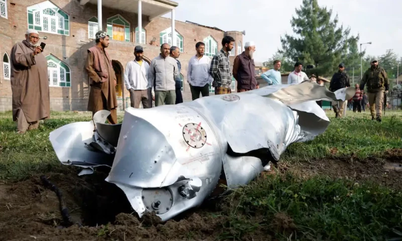 7 مئی 2025 : بھارتی طیارے کا ملبہ جنوبی کشمیر کے ضلع پلوامہ کے علاقے وویان میں زمین پر بکھرا پڑا ہے۔ (روئٹرز)