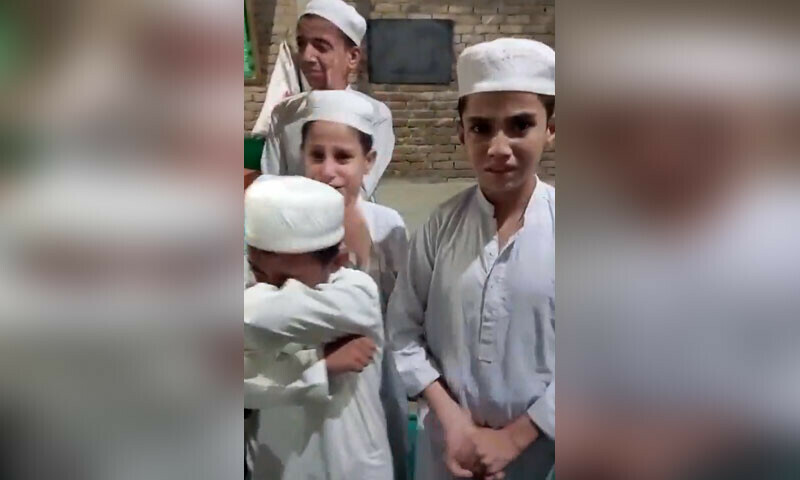 واقعے سے قبل مدرسے میں قید دیگر دہائیاں اور رحم کی اپیل کرتے طالبعلموں کے مناظر (تصویر: ایکس/فرزانہ علی