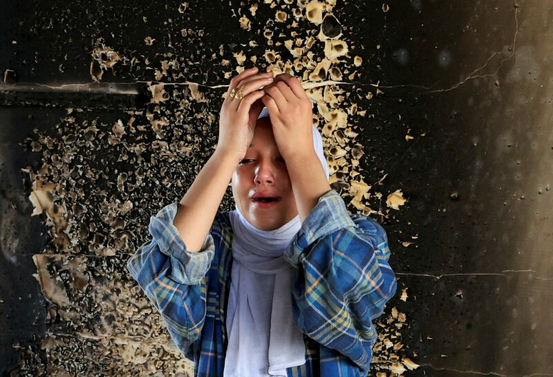  غزہ کے جنوبی علاقے خان یونس میں 3 اگست کو اقوام متحدہ کے ریلیف اینڈ ورکس ایجنسی کے ایک اسکول پر اسرائیلی فضائی حملے کے بعد 17 سالہ ہالا المصری کا ردعمل۔ یہ اسکول بے گھر ہونے والے افراد کے لیے پناہ گاہ کے طور پر استعمال ہو رہا تھا۔ (تصویر:رائٹرز) 