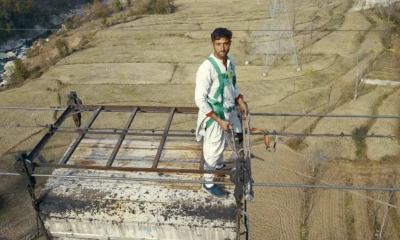 (’ہینگنگ بائی اے وائر‘ میں ’اسکائی پائریٹ‘ صاحب خان )